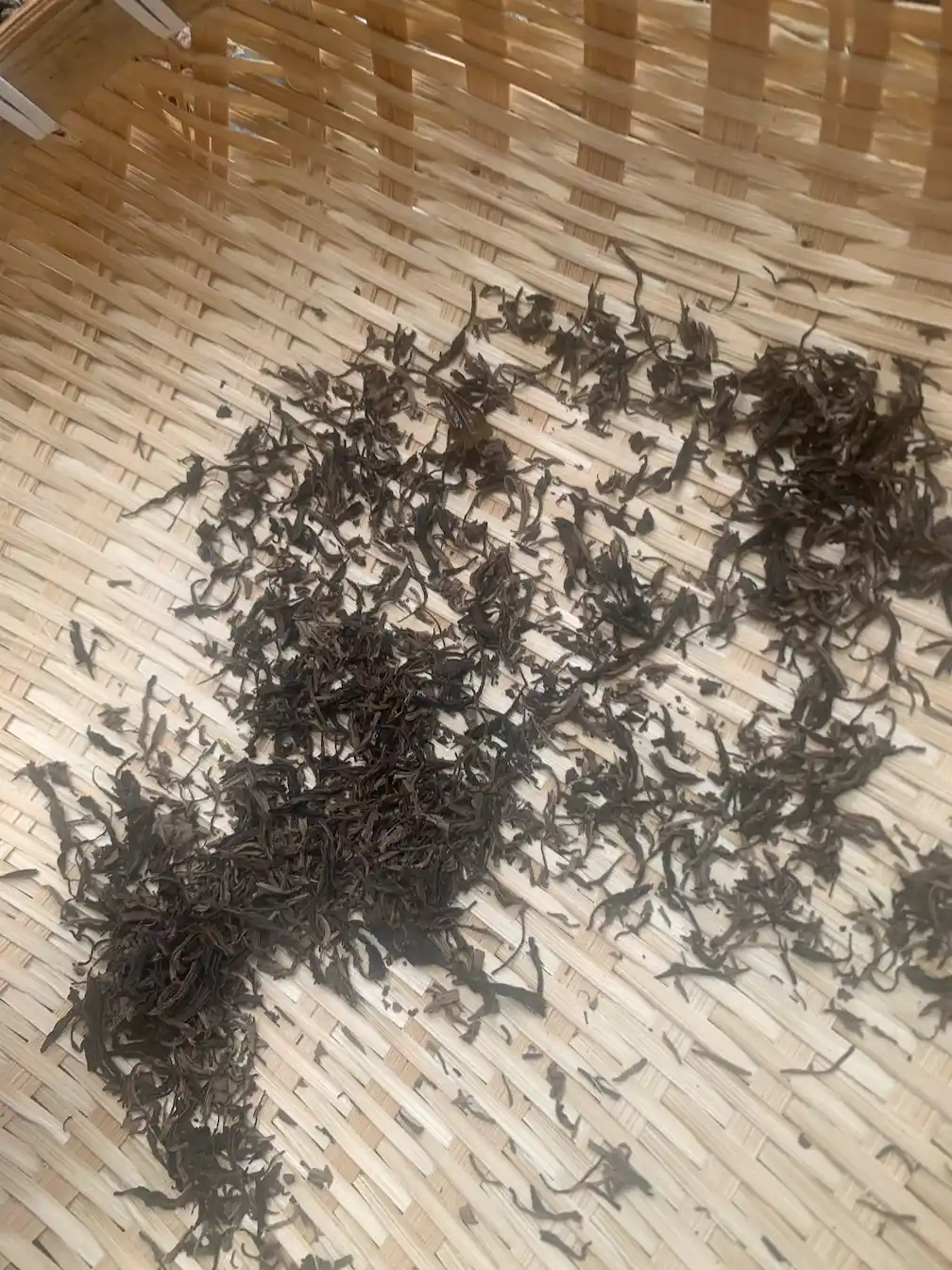 Sun-Dried-Brewed-Black-Tea-Leaves-on-a-Bamboo-Tray